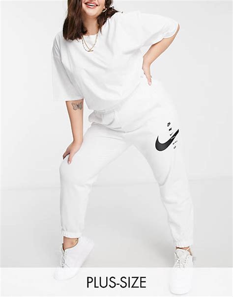 nike oversized jogginghose mit swoosh in weiß|Nike jogginghose.